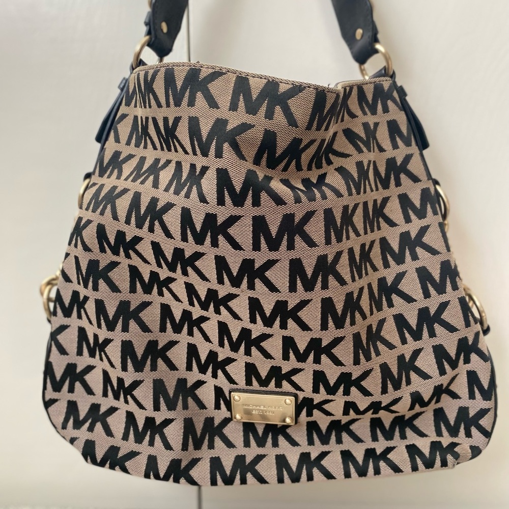 Michael Korea shoulder bag.
